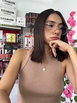 lunaluxury22 online show from February 18, 3:19 pm