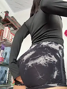 lunaluxury22 online show from April 15, 8:20 pm