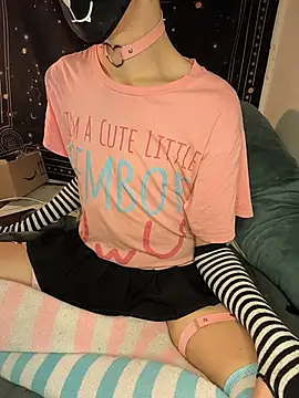 Snapshot of Femboitea-official chatting on December 15, 6:52 am Femboitea-official online show from December 15, 6:52 am