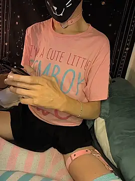 Snapshot of Femboitea-official chatting on December 15, 10:26 pm Femboitea-official online show from December 15, 10:26 pm