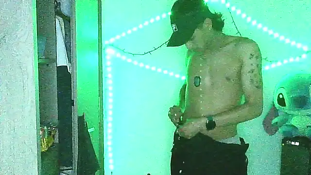 Snapshot of Glen_connor_11 chatting on January 11, 5:58 am Glen connor 11 online show from January 11, 5:58 am