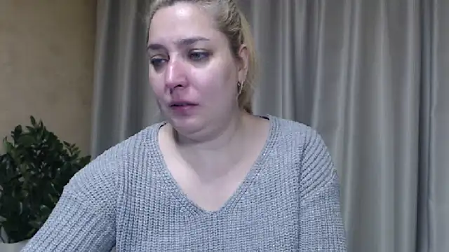 Snapshot of sweetpussy13 chatting on February 10, 6:12 am sweetpussy13 online show from February 10, 6:12 am