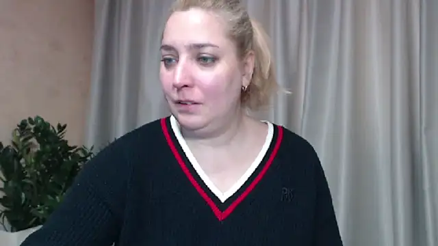 Snapshot of sweetpussy13 chatting on January 16, 7:45 am sweetpussy13 online show from January 16, 7:45 am