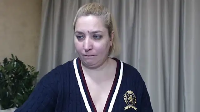 Snapshot of sweetpussy13 chatting on February 15, 8:24 am sweetpussy13 online show from February 15, 8:24 am