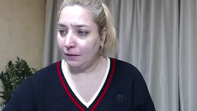 Snapshot of sweetpussy13 chatting on February 14, 6:13 am sweetpussy13 online show from February 14, 6:13 am