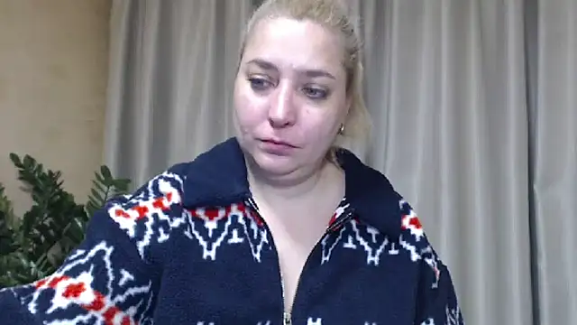 Snapshot of sweetpussy13 chatting on December 16, 6:06 am sweetpussy13 online show from December 16, 6:06 am