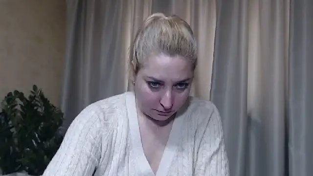 Snapshot of sweetpussy13 chatting on February 27, 7:52 am sweetpussy13 online show from February 27, 7:52 am