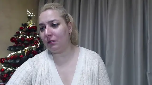 Snapshot of sweetpussy13 chatting on December 19, 6:27 am sweetpussy13 online show from December 19, 6:27 am