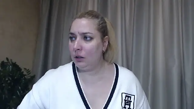 Snapshot of sweetpussy13 chatting on February 20, 7:43 am sweetpussy13 online show from February 20, 7:43 am