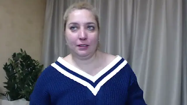 Snapshot of sweetpussy13 chatting on February 3, 6:40 am sweetpussy13 online show from February 3, 6:40 am