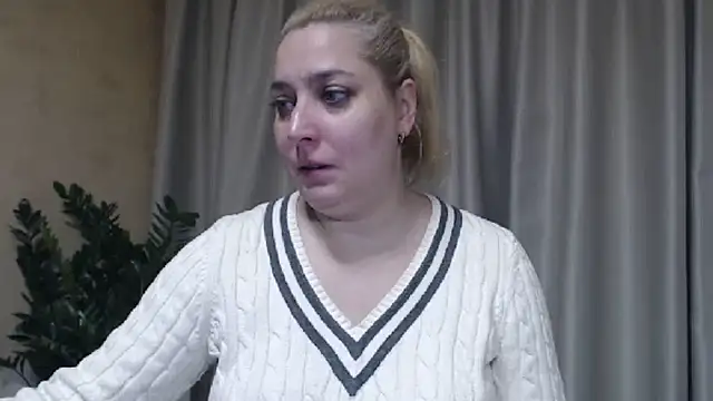 Snapshot of sweetpussy13 chatting on December 5, 7:18 am sweetpussy13 online show from December 5, 7:18 am