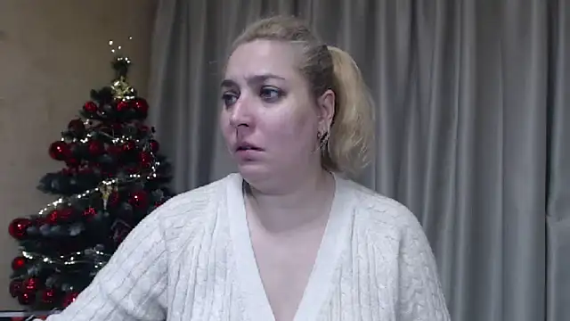 Snapshot of sweetpussy13 chatting on December 18, 7:35 am sweetpussy13 online show from December 18, 7:35 am