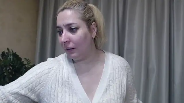 Snapshot of sweetpussy13 chatting on February 17, 6:33 am sweetpussy13 online show from February 17, 6:33 am