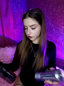 BitterPeach online show from February 8, 8:28 pm