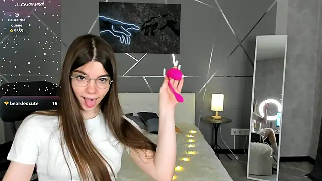 Snapshot of miss__evelyne chatting on December 20, 3:31 am miss evelyne online show from December 20, 3:31 am