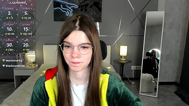 Snapshot of miss__evelyne chatting on December 21, 1:30 am miss evelyne online show from December 21, 1:30 am