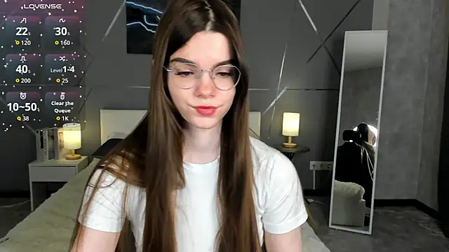 Snapshot of miss__evelyne chatting on December 22, 1:28 am miss evelyne online show from December 22, 1:28 am