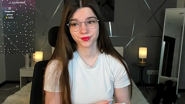 Snapshot of miss__evelyne chatting on February 8, 1:14 am miss evelyne online show from February 8, 1:14 am