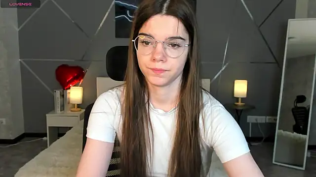 Snapshot of miss__evelyne chatting on February 10, 1:04 am miss evelyne online show from February 10, 1:04 am