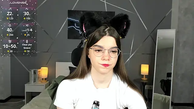 Snapshot of miss__evelyne chatting on January 8, 1:11 am miss evelyne online show from January 8, 1:11 am