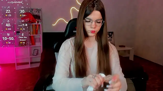 Snapshot of miss__evelyne chatting on February 19, 1:24 am miss evelyne online show from February 19, 1:24 am