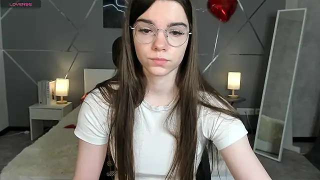 Snapshot of miss__evelyne chatting on February 24, 1:17 am miss evelyne online show from February 24, 1:17 am