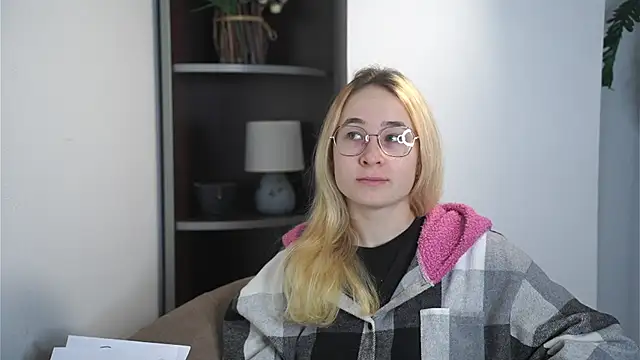 Snapshot of KenaLeski chatting on December 14, 6:08 am KenaLeski online show from December 14, 6:08 am