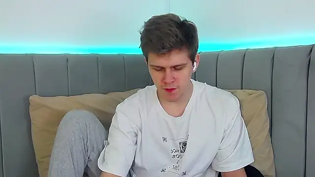 Snapshot of NickJohnas chatting on January 17, 3:32 am NickJohnas online show from January 17, 3:32 am