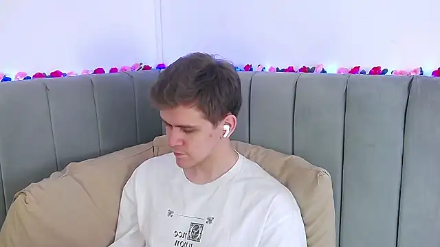 Snapshot of NickJohnas chatting on February 21, 3:41 am NickJohnas online show from February 21, 3:41 am