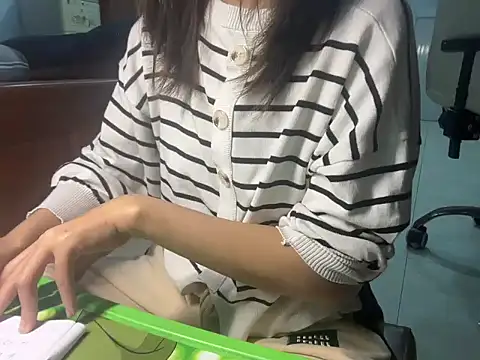 Snapshot of Chichi_86 chatting on December 16, 7:01 am Chichi 86 online show from December 16, 7:01 am