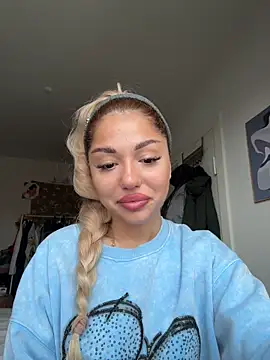 SilkyMira online show from December 15, 10:43 am