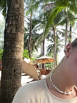 Snapshot of SunnyShiney chatting on February 20, 10:06 am SunnyShiney online show from February 20, 10:06 am