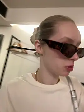 Snapshot of SunnyShiney chatting on February 1, 12:47 pm SunnyShiney online show from February 1, 12:47 pm