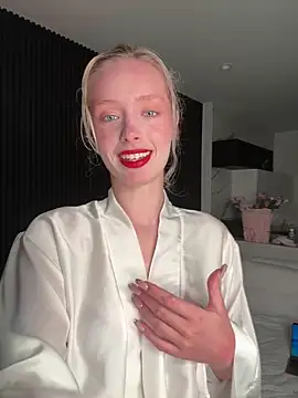 Snapshot of SunnyShiney chatting on February 14, 1:44 pm SunnyShiney online show from February 14, 1:44 pm