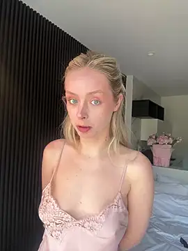 Snapshot of SunnyShiney chatting on February 9, 8:23 am SunnyShiney online show from February 9, 8:23 am