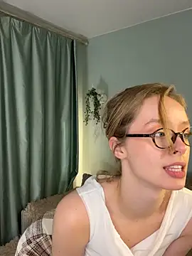 Snapshot of SunnyShiney chatting on December 17, 10:20 am SunnyShiney online show from December 17, 10:20 am