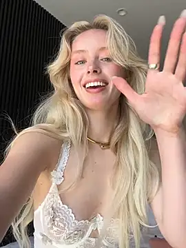 Snapshot of SunnyShiney chatting on February 10, 6:34 am SunnyShiney online show from February 10, 6:34 am