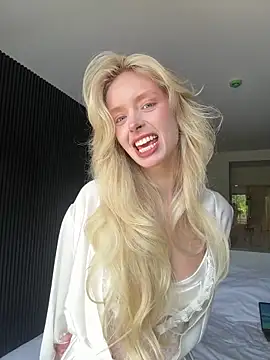 Snapshot of SunnyShiney chatting on February 17, 2:53 am SunnyShiney online show from February 17, 2:53 am