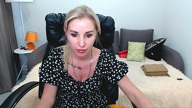 Hanna--Sweet online show from May 24, 12:05 pm