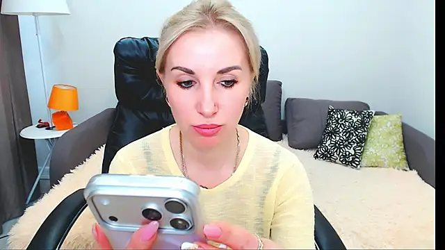 Hanna--Sweet online show from May 8, 12:20 pm