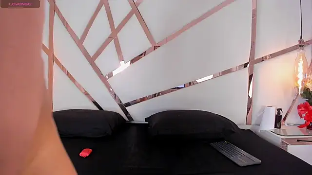 Avy rose online show from April 7, 12:07 pm