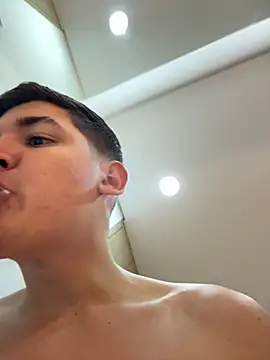 Snapshot of Valentino_ceratti chatting on December 15, 12:05 am Valentino ceratti online show from December 15, 12:05 am