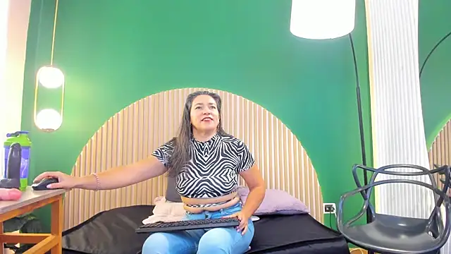 dahianeconnor online show from February 10, 12:26 pm