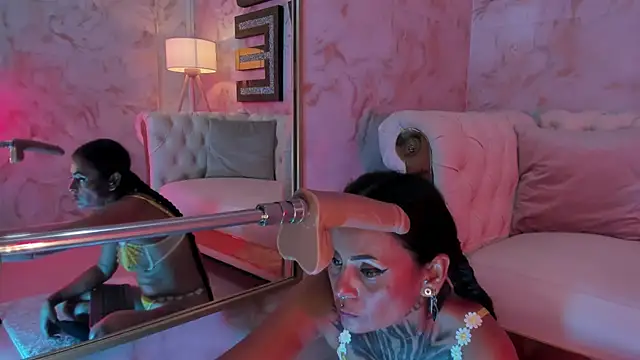 Snapshot of cheekybitch_ chatting on December 22, 1:11 pm cheekybitch online show from December 22, 1:11 pm