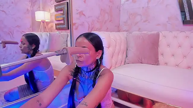 Snapshot of cheekybitch_ chatting on December 16, 3:22 am cheekybitch online show from December 16, 3:22 am