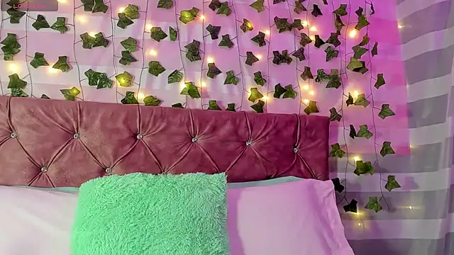 Ayla-marttinez online show from April 15, 2:28 am