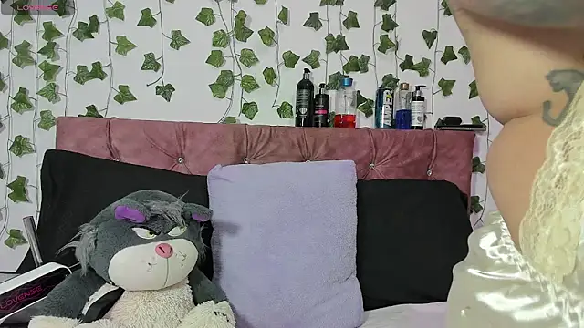 Snapshot of Ayla-marttinez chatting on July 15, 2:40 am Ayla-marttinez online show from July 15, 2:40 am