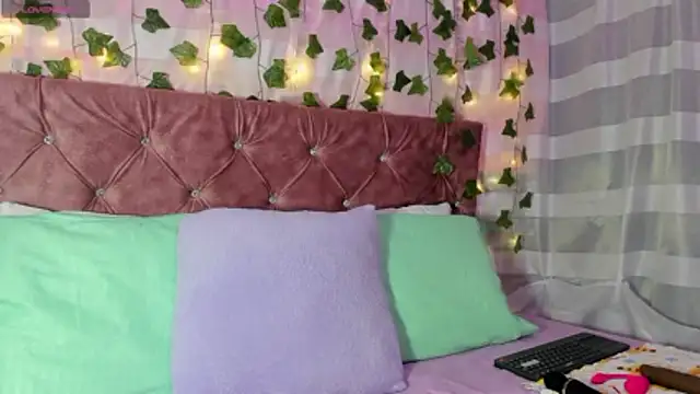 Snapshot of Ayla-marttinez chatting on June 23, 1:36 am Ayla-marttinez online show from June 23, 1:36 am