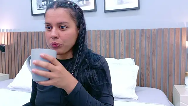 Mia Bellefort online show from March 5, 8:05 pm