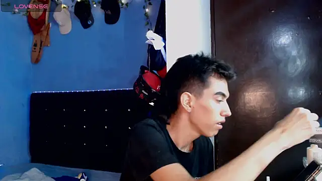 Juan Gomezz26 online show from May 17, 12:21 am